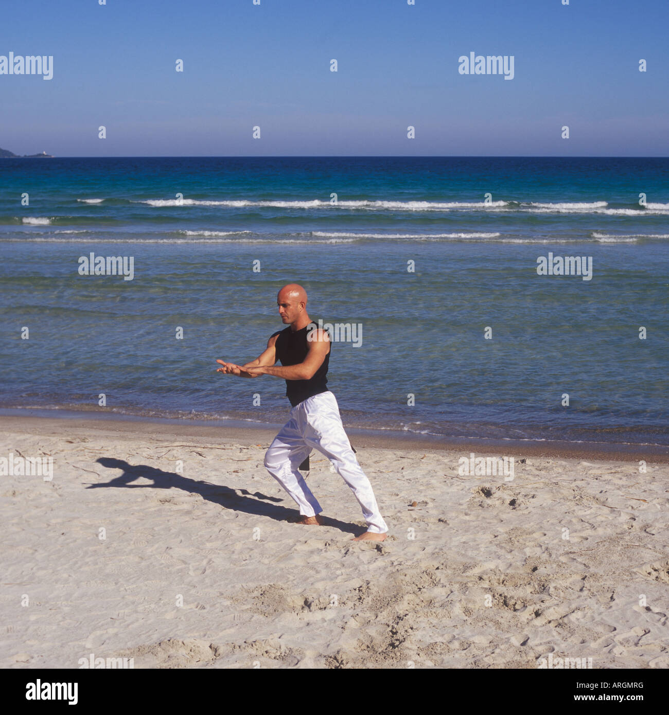 Professional Tai Chi e Kong fu istruttore impresa allenamento sulla spiaggia di Maiorca, isole Baleari, Spagna. Foto Stock