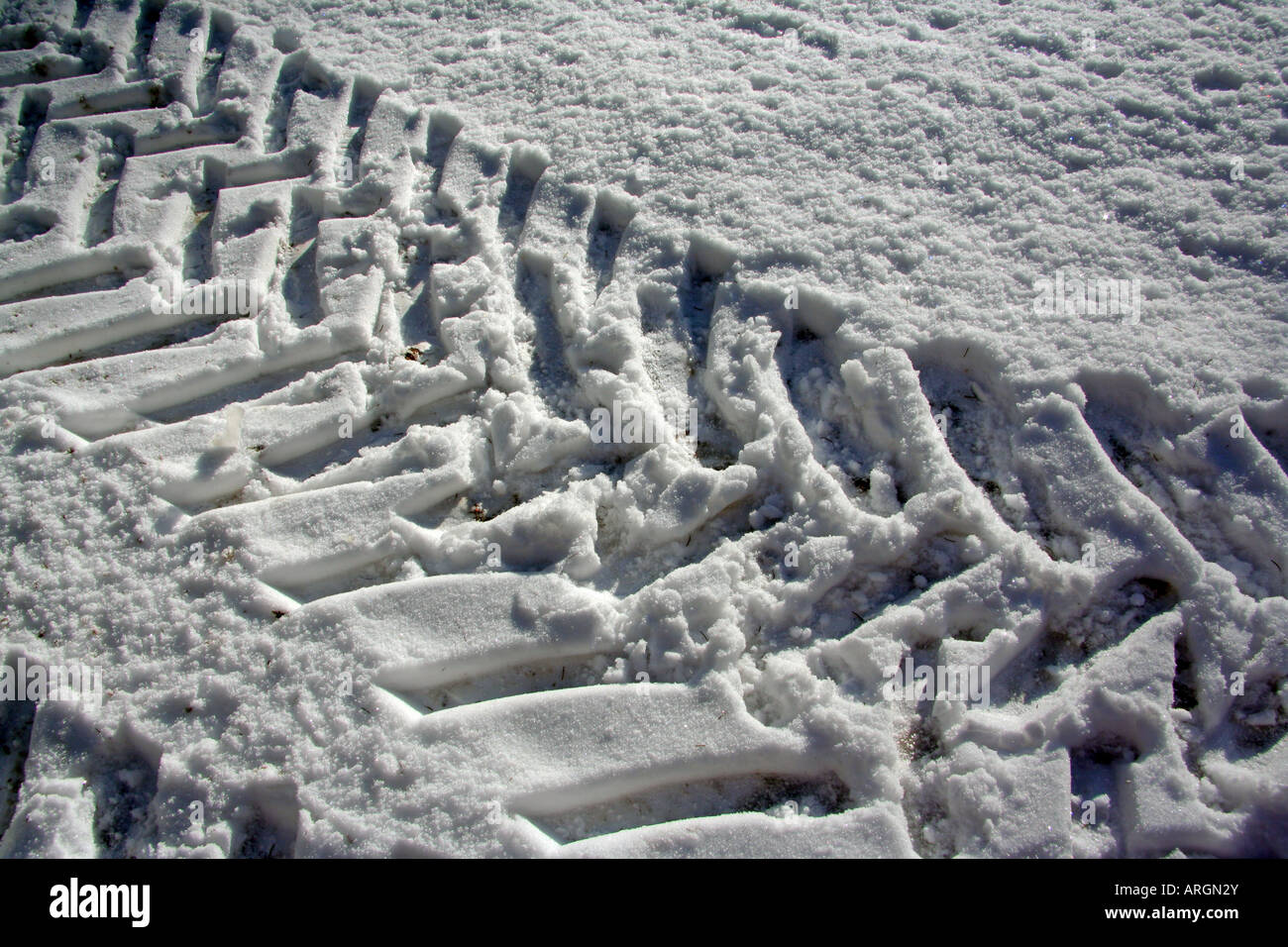 Il pneumatico del trattore le tracce nella neve Baviera Germania Europa Foto Stock