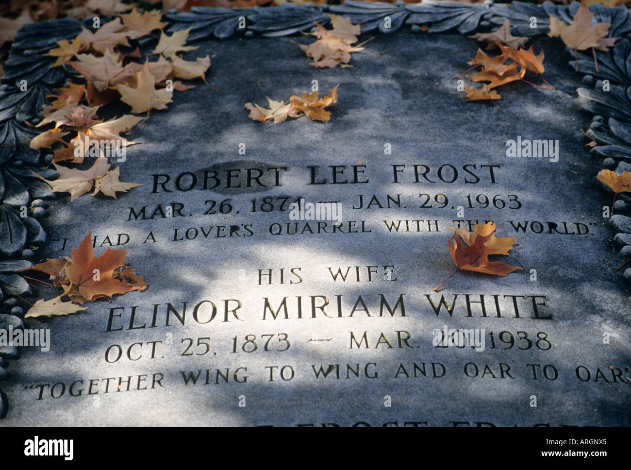 Caduta foglie e la scritta sulla pietra tombale segna il luogo di sepoltura del poeta Robert Frost nel sagrato della vecchia chiesa prima nella vecchia Bennington Foto Stock