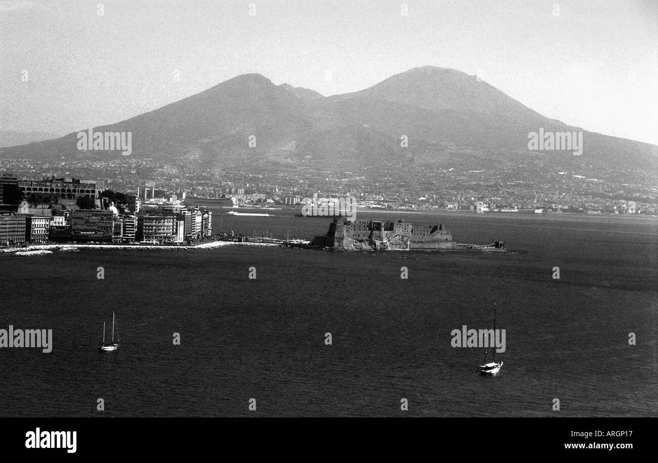 Castel dell'Ovo uovo Castello baia del Golfo di Napoli Napoli Campania Italia meridionale della penisola italiana Italia Europa Foto Stock