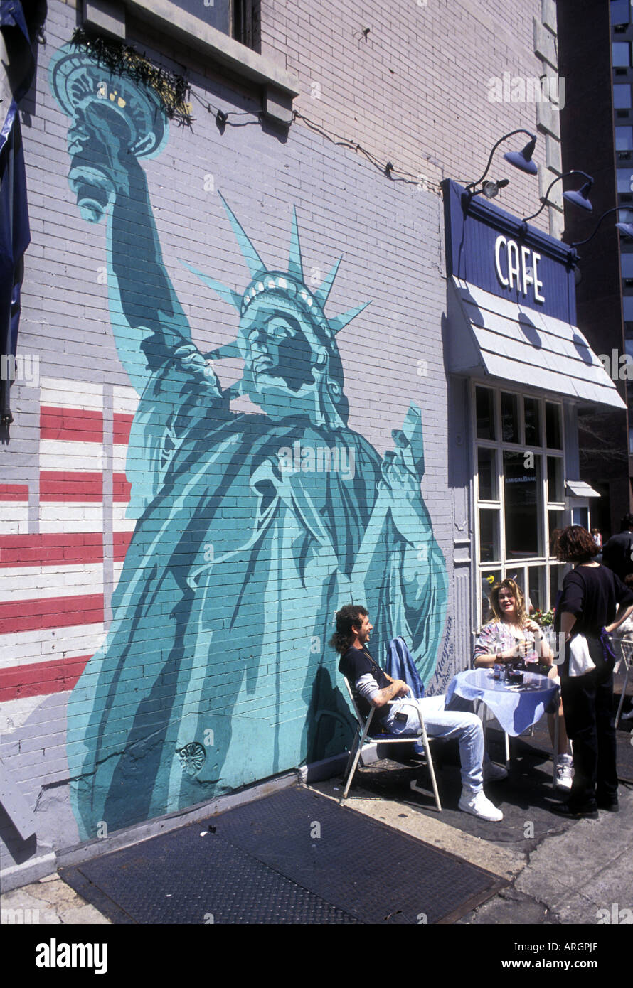 I clienti siedono al di sotto di un dipinto della Statua della Libertà che è il blasonato sulla parete della vittoria cafe sul novantesimo e 3° Avenue di New York Foto Stock