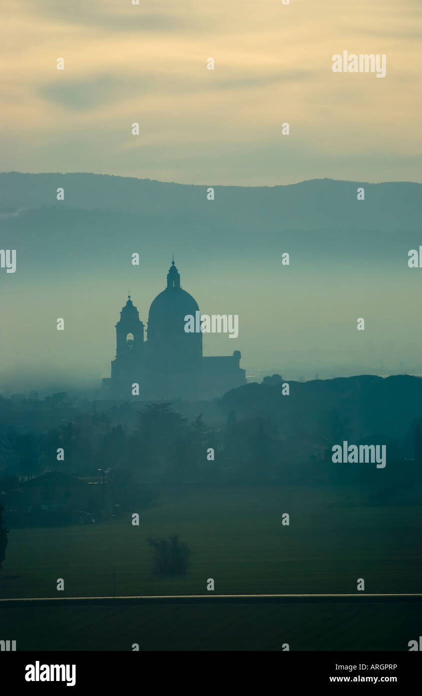 La basilica di Santa Maria degli Angeli in Assisi Italia nella nebbia di mattina presto Foto Stock