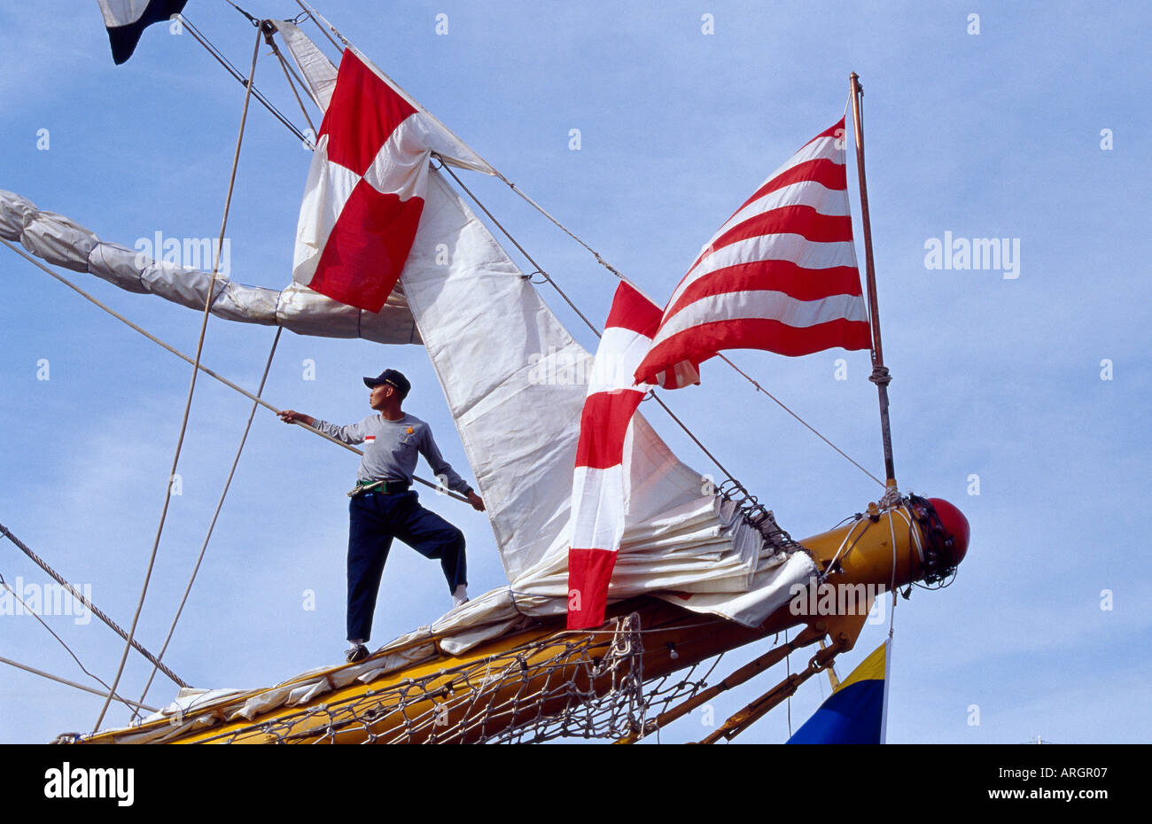 Marinaio indonesiano, torneo di Tall Ship, Rouen Armada 2003, Francia. Foto Stock