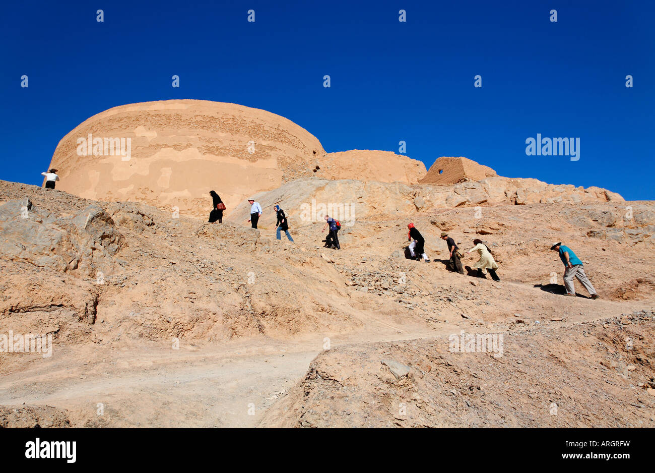 Gruppo di tour a piedi per una torre di silenzio zoroastriana terreno di sepoltura a Yazd Iran Foto Stock