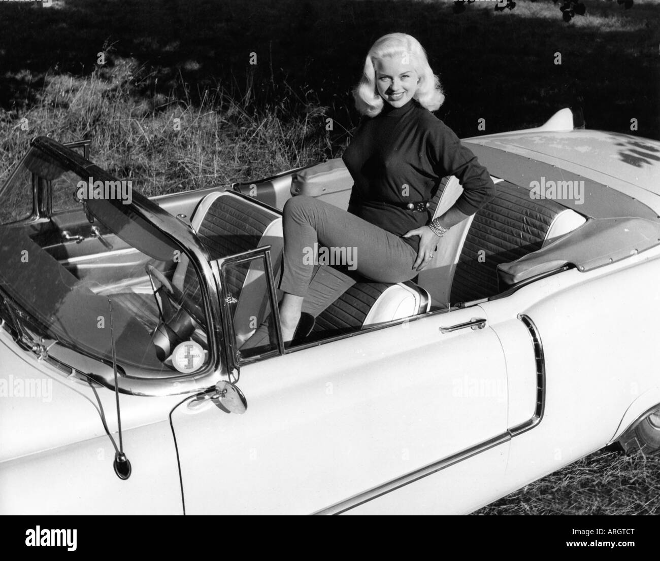 Dors, Diana, 23.10.1931 - 4.5.1984, attrice britannica, a tutta lunghezza, seduta nella sua convertibile, 1950s, Foto Stock