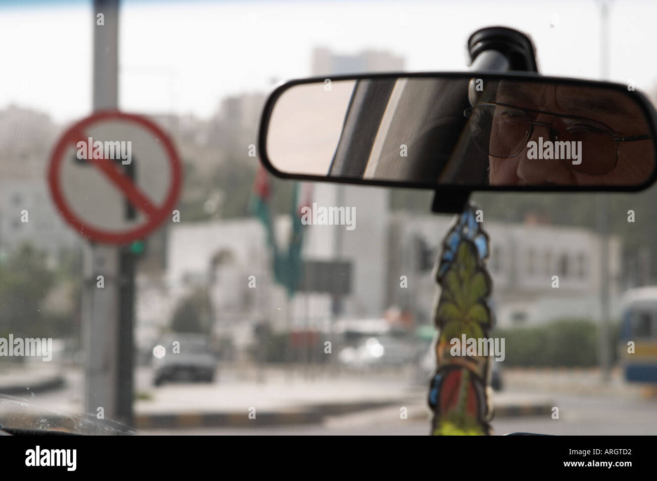 Taxi Driver cartello stradale vista attraverso uno specchio retrovisore  Foto stock - Alamy