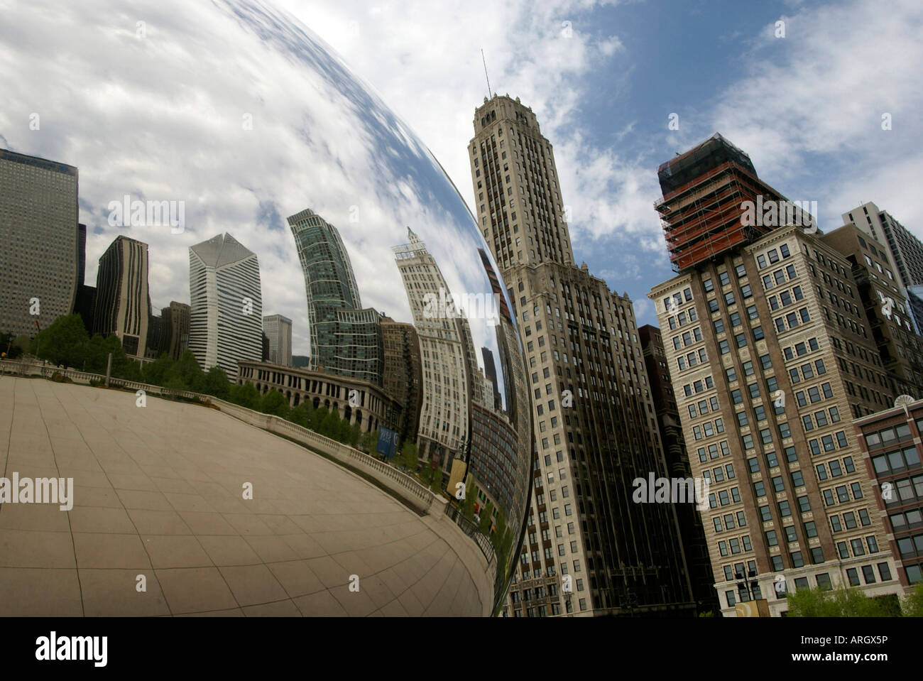 Gli edifici si riflette in una scultura, Cloud Gate, il Millennium Park di Chicago, Illinois, Stati Uniti d'America Foto Stock