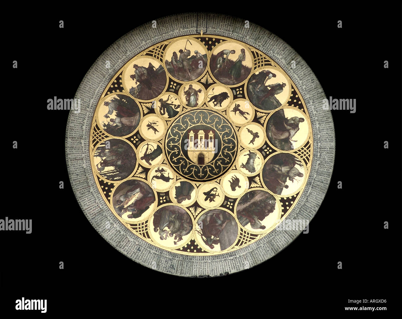 Dettaglio del famoso orologio astronomico piazza vecchia di Praga, Repubblica ceca. ritaglio su sfondo nero Foto Stock
