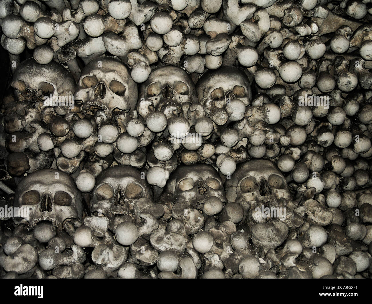 Dettaglio di impilate le ossa umane e di teschi all'kostnice ossario di sedlec vicino a Kutna Hora, Repubblica ceca. Xii secolo Foto Stock