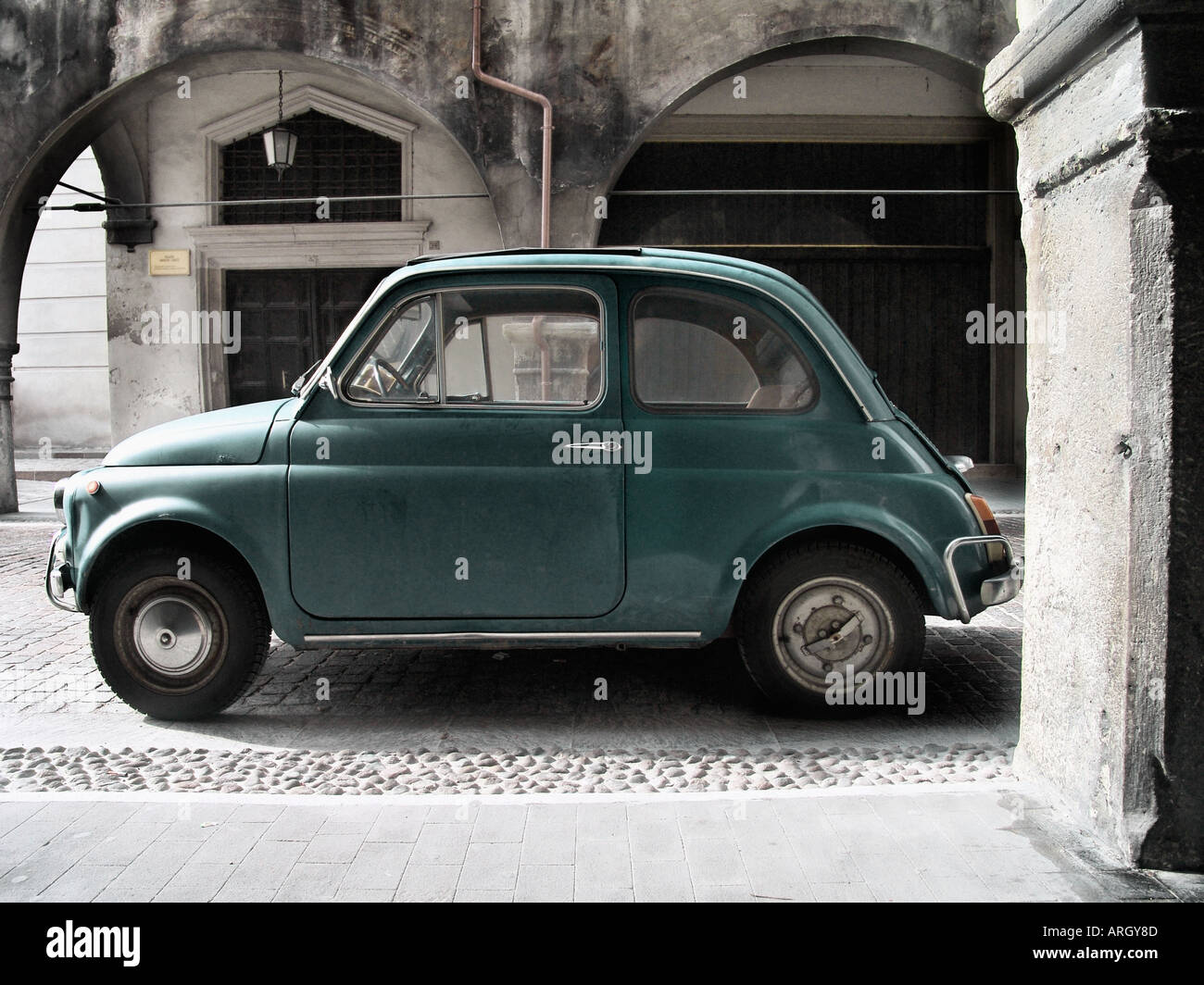 Fiat 500 l (circa 1970) sulla strada di Vittorio Veneto in treviso provence, Italia, Europa Foto Stock