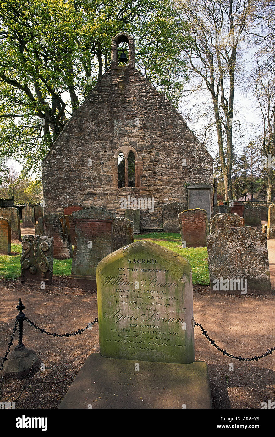 Il scoperchiata Kirk Alloway la pietra tombale di Robert Burns padre sta davanti alla chiesa Foto Stock