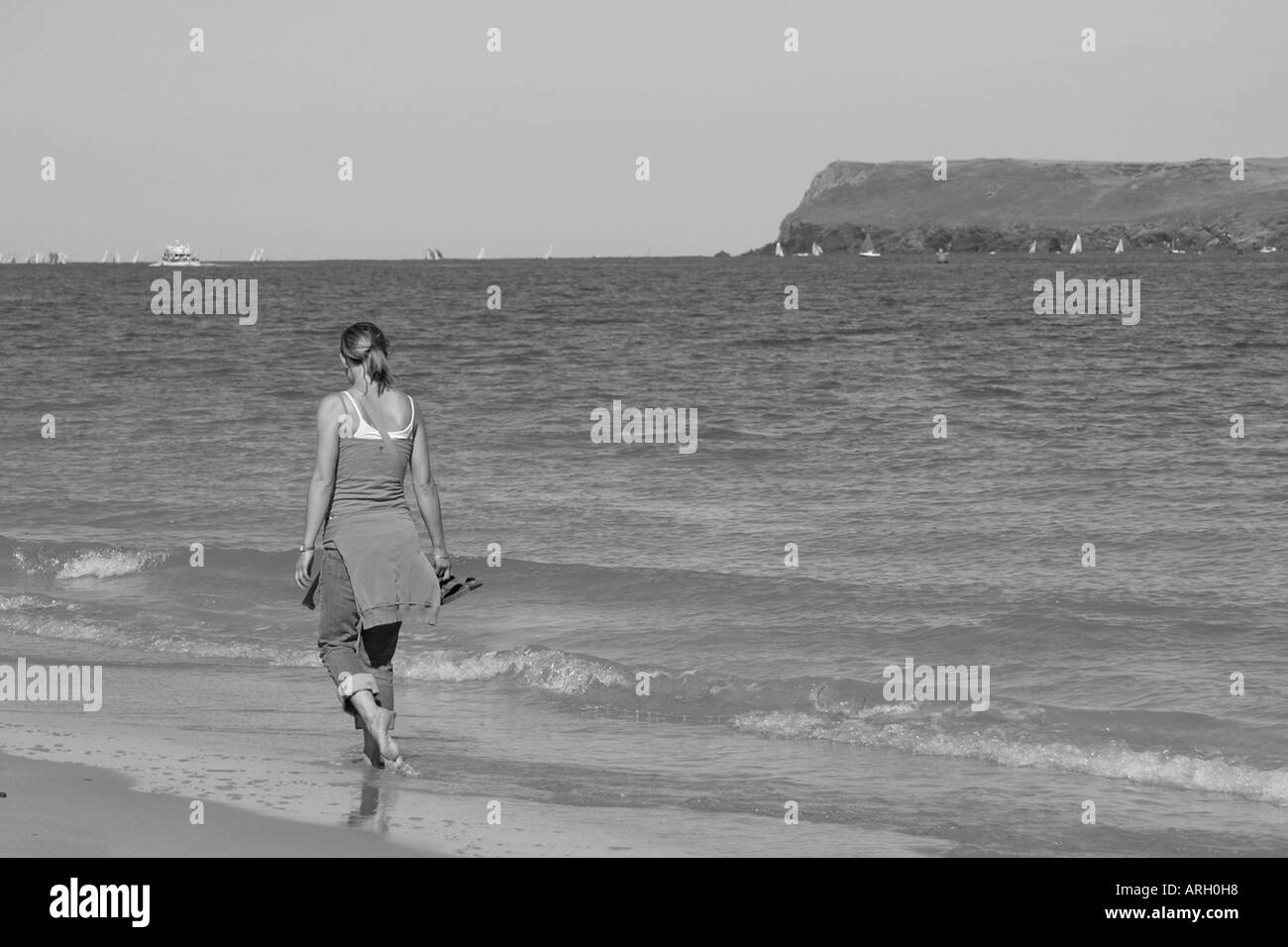 In bianco e nero a piedi lungo la riva Foto Stock