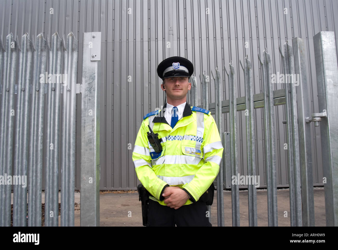 Una comunità di polizia support officer PCSO sul dovere di Coventry, Regno Unito Foto Stock