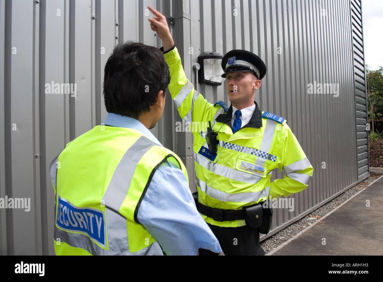 Una comunità di polizia support officer PCSO sul dovere di Coventry, Regno Unito Foto Stock