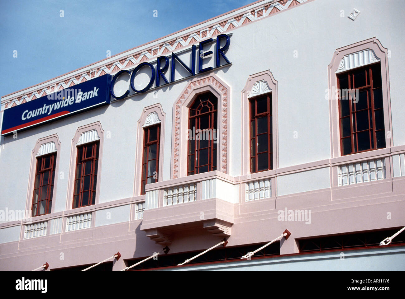 Un segno pubblicità la banca Countrywide contrastato contro la facciata di un edificio art deco nella città di Napier Foto Stock