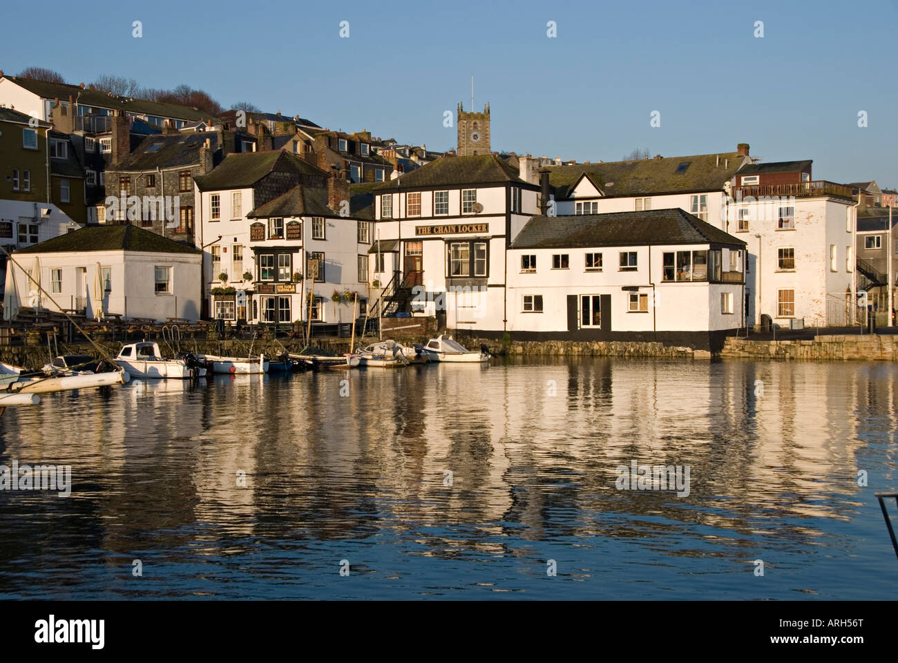 Colchester, Regno Unito. Vista da Custom House Quay che mostra la catena Locker public house, mattina Foto Stock