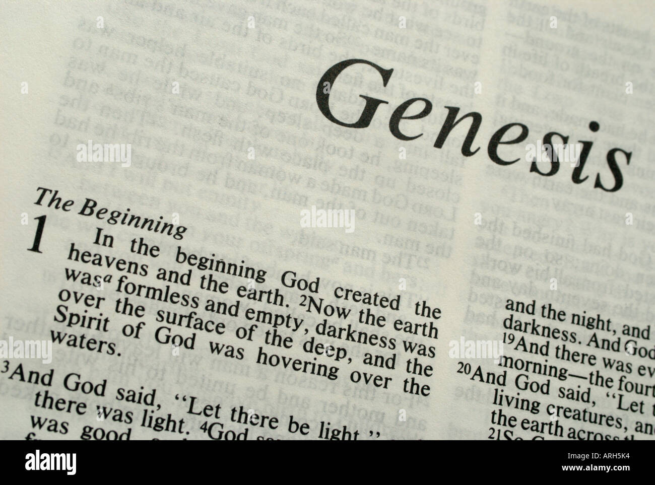 La prima pagina della Sacra Bibbia Genesi e l'inizio Foto Stock