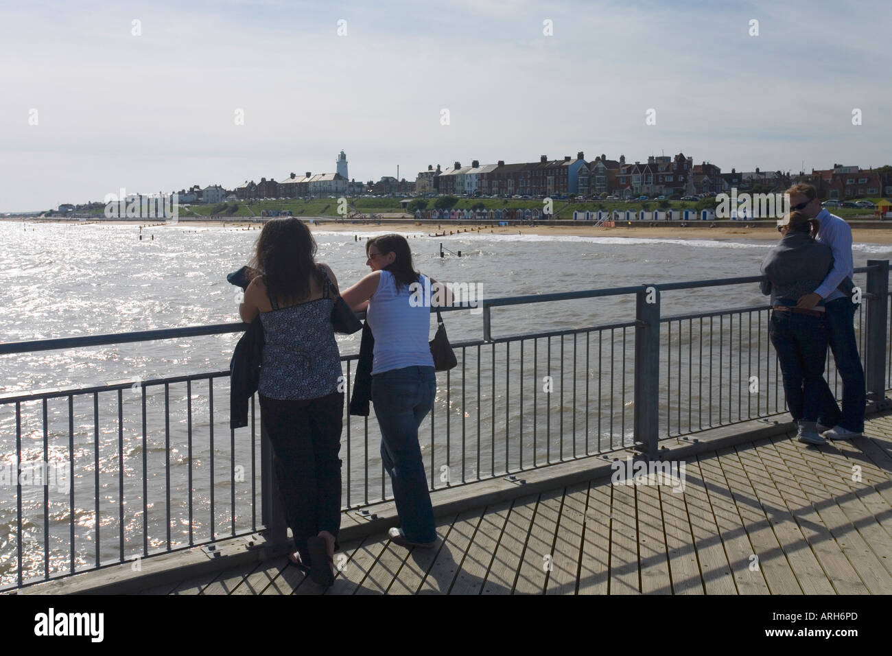 Turisti sul molo in estate sole sul mare mare in Southwold Suffolk East Anglia England Regno Unito Regno Unito GB Foto Stock