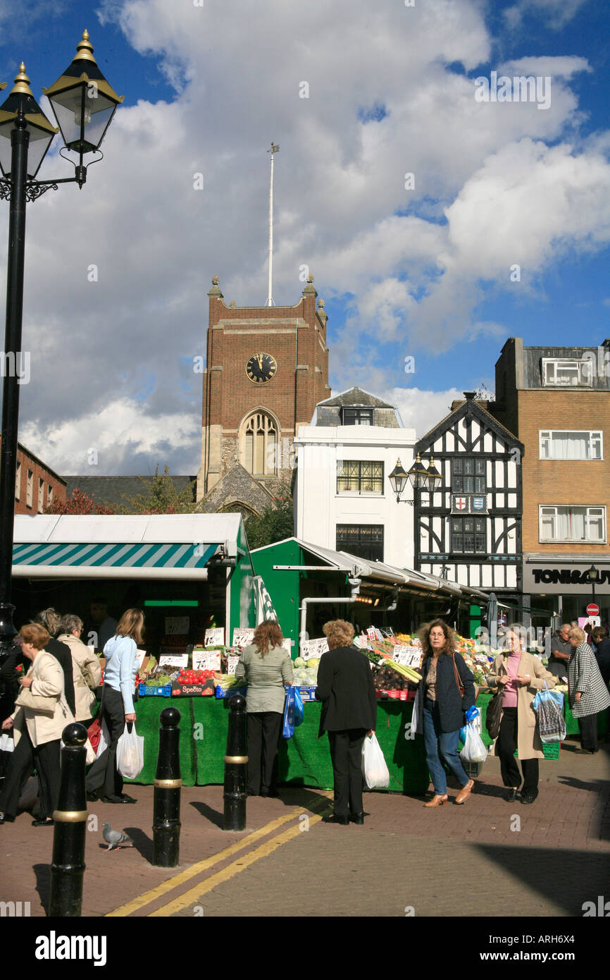 La spesa al mercato a Kingston on Thames Surrey UK Foto Stock