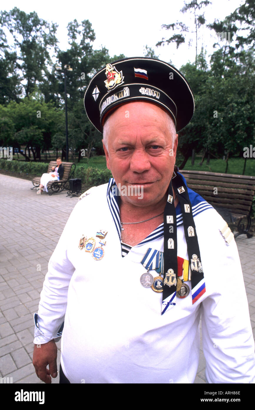 Vecchio Marinaio in pensione in uniforme in corrispondenza di Reunion a Irkutsk Siberia Russia Foto Stock