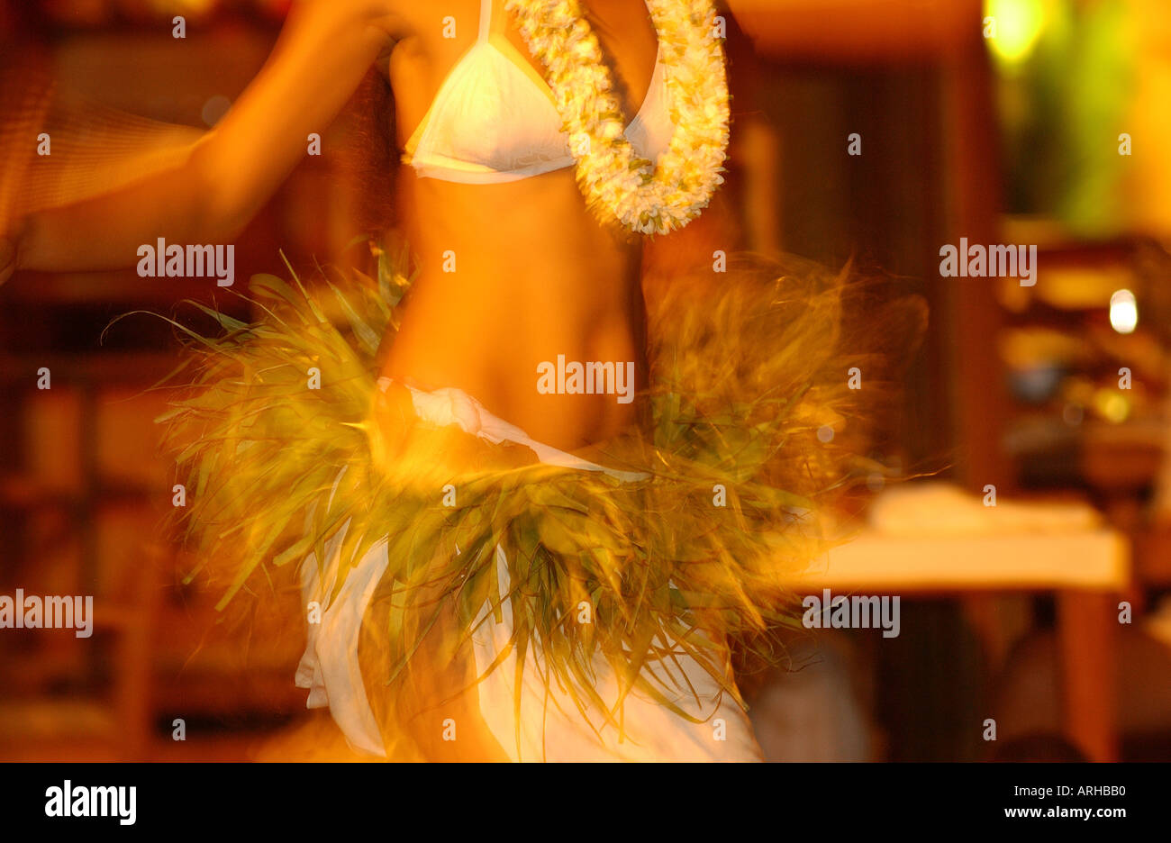 Close up di un giovane femmina ballerina di Tahiti Tahiti Moorea Polinesia Francese del Sud Pacifico Foto Stock