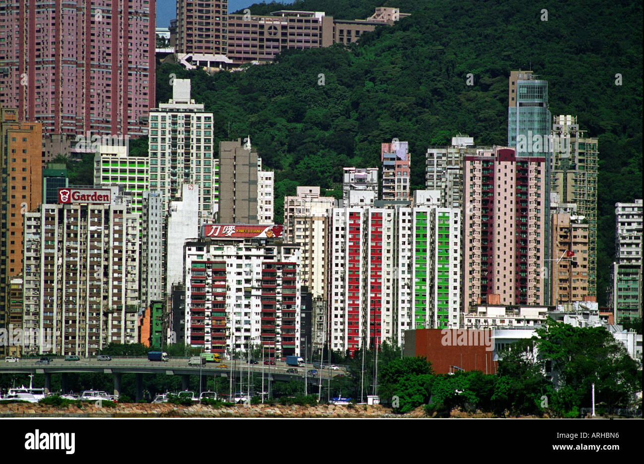 HONG KONG edifici persone e la vita di strada nel centro dell'Isola di Hong Kong e del porto di Victoria Foto Stock