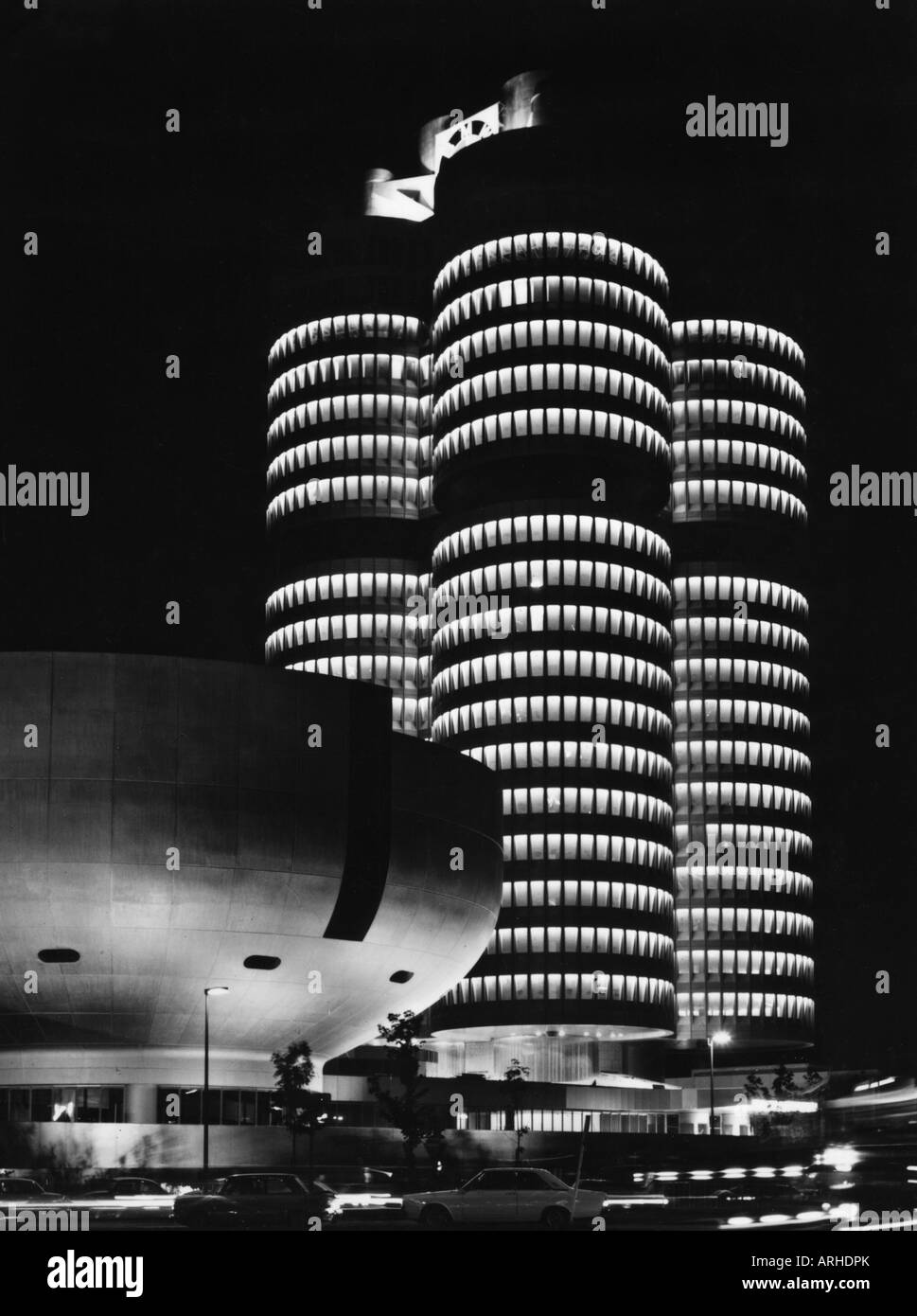 Geografia/viaggio, Germania, Monaco di Baviera, sede BMW, costruito 1968 - 1972, architetto Karl Schwarzer, vista esterna di notte, 1970s, , Foto Stock