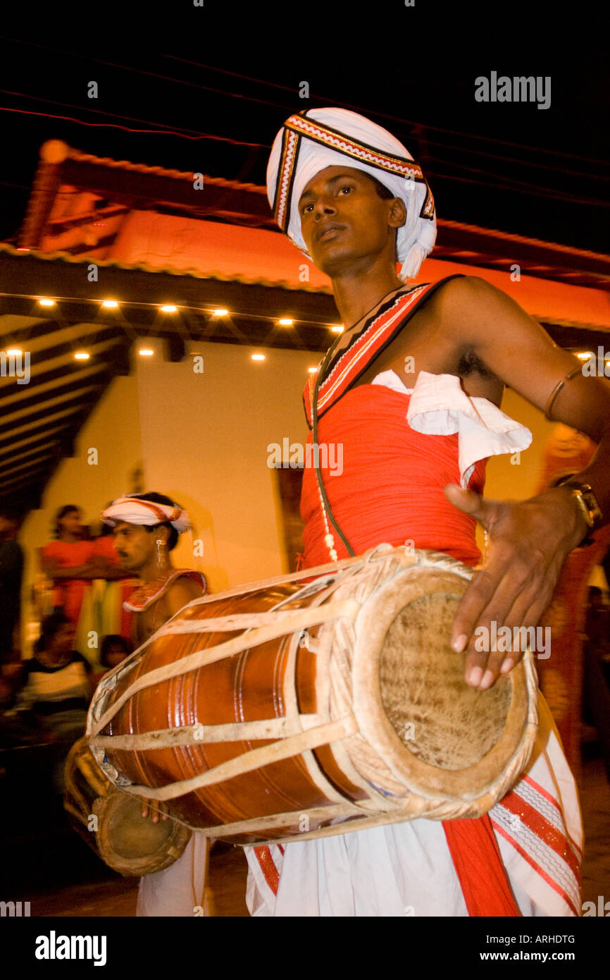 Tradizionalmente condita batteristi che partecipano a Seenigama s perahera festival Foto Stock