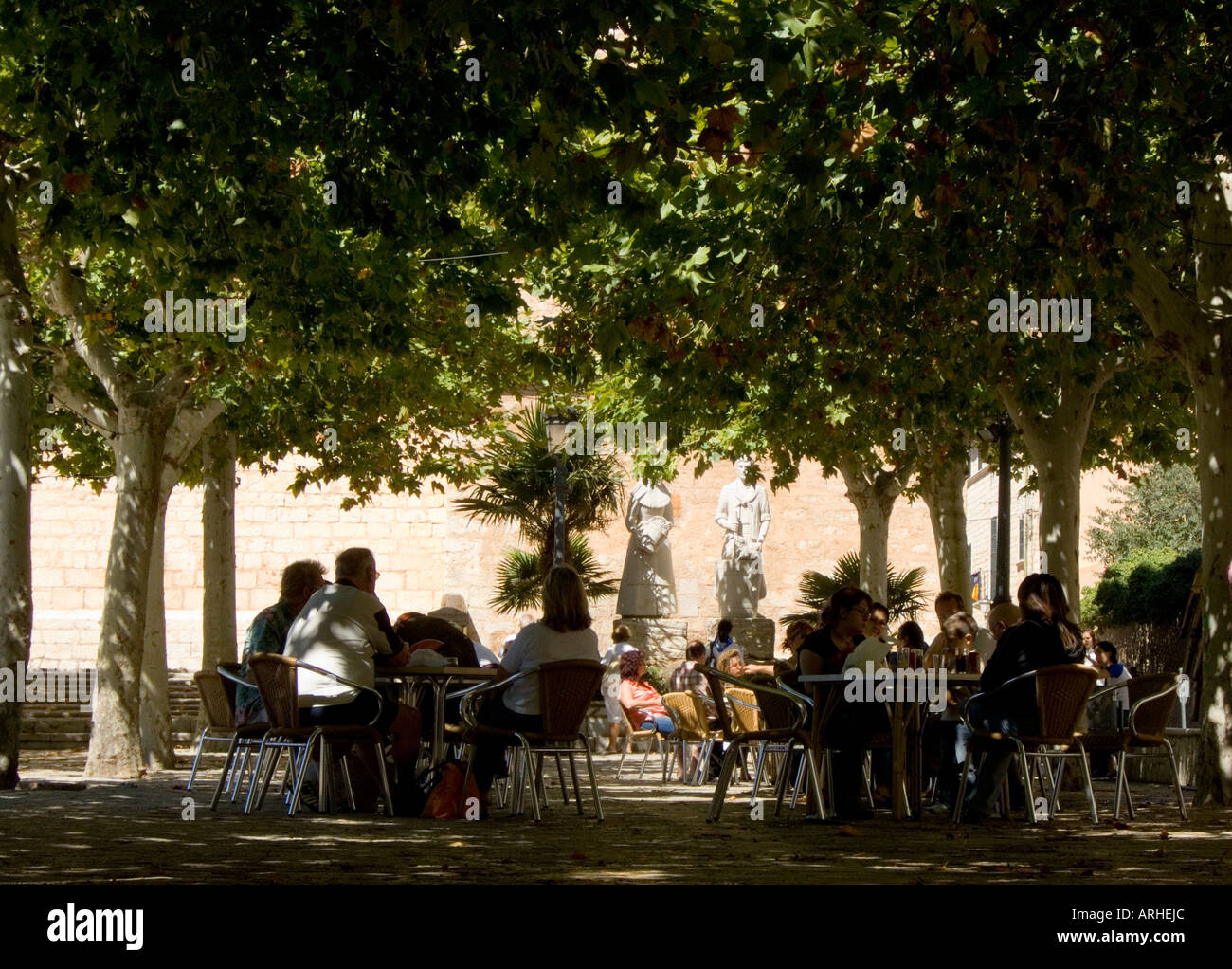 Binissalem Mallorca Spagna le persone a rilassarsi nella piazza principale della città Foto Stock
