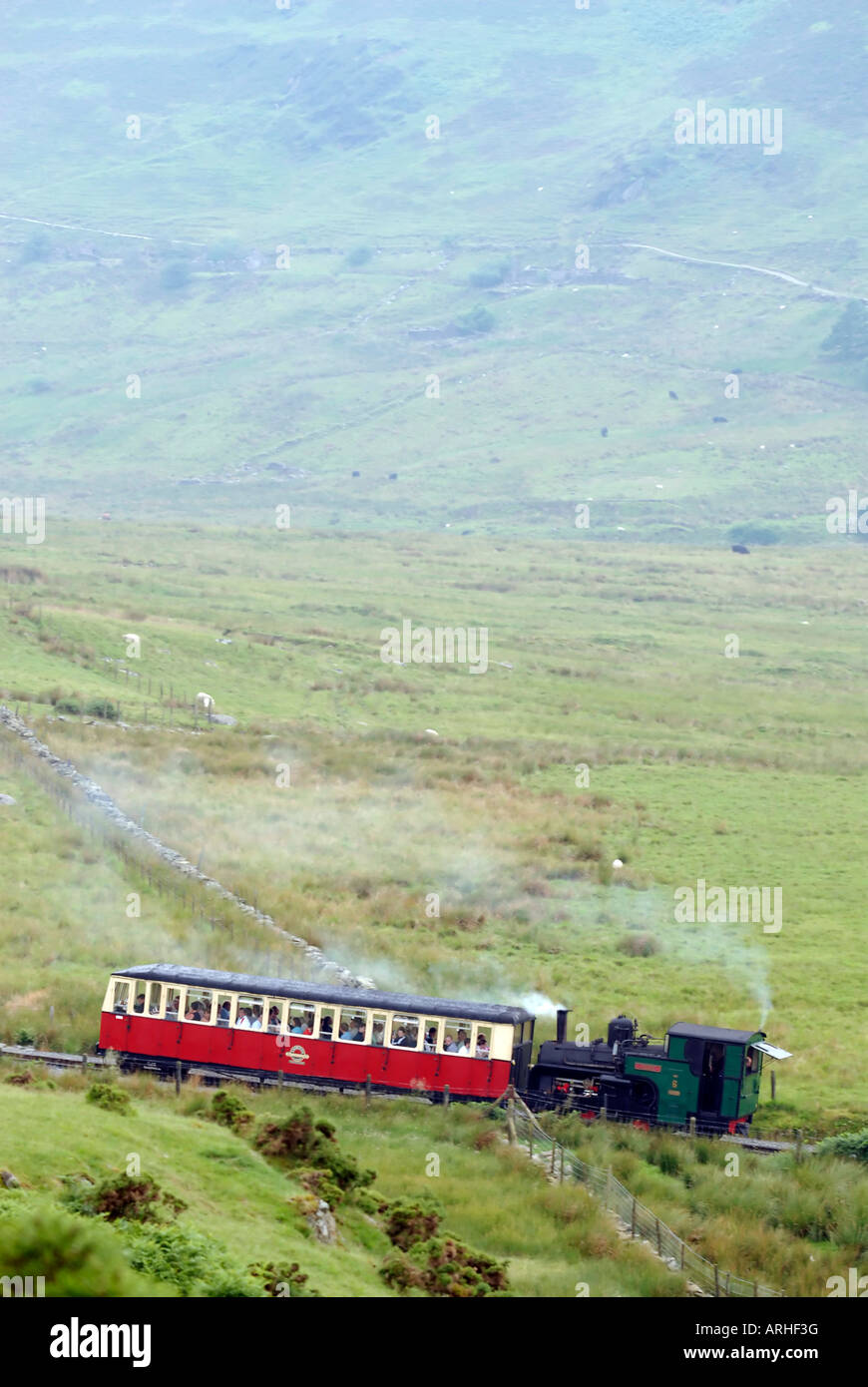 Snowdon Mountain railway. Il Regno Unito è solo rack e ferrovia pillion viaggia verso la cima di Mount Snowdon Foto Stock