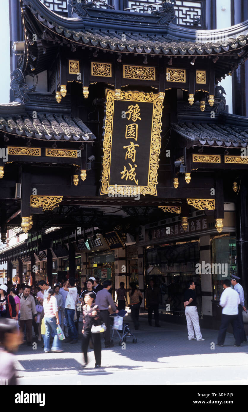 Persone in corrispondenza del gateway in ingresso con la vecchia tradizione di stile e di oro nero edifici di giardini Yu Bazaar Shanghai Foto Stock