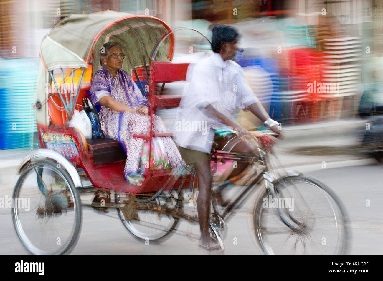 Le donne anziane di equitazione in un rickshaw, Pondicherry, India Foto Stock