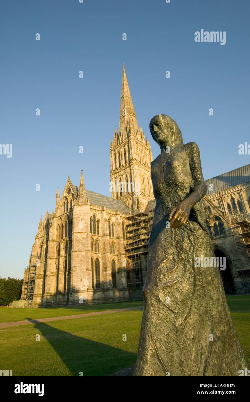 La Cattedrale di Salisbury e passeggiate Madonna della statua di Dame Elisabeth Frink Foto Stock