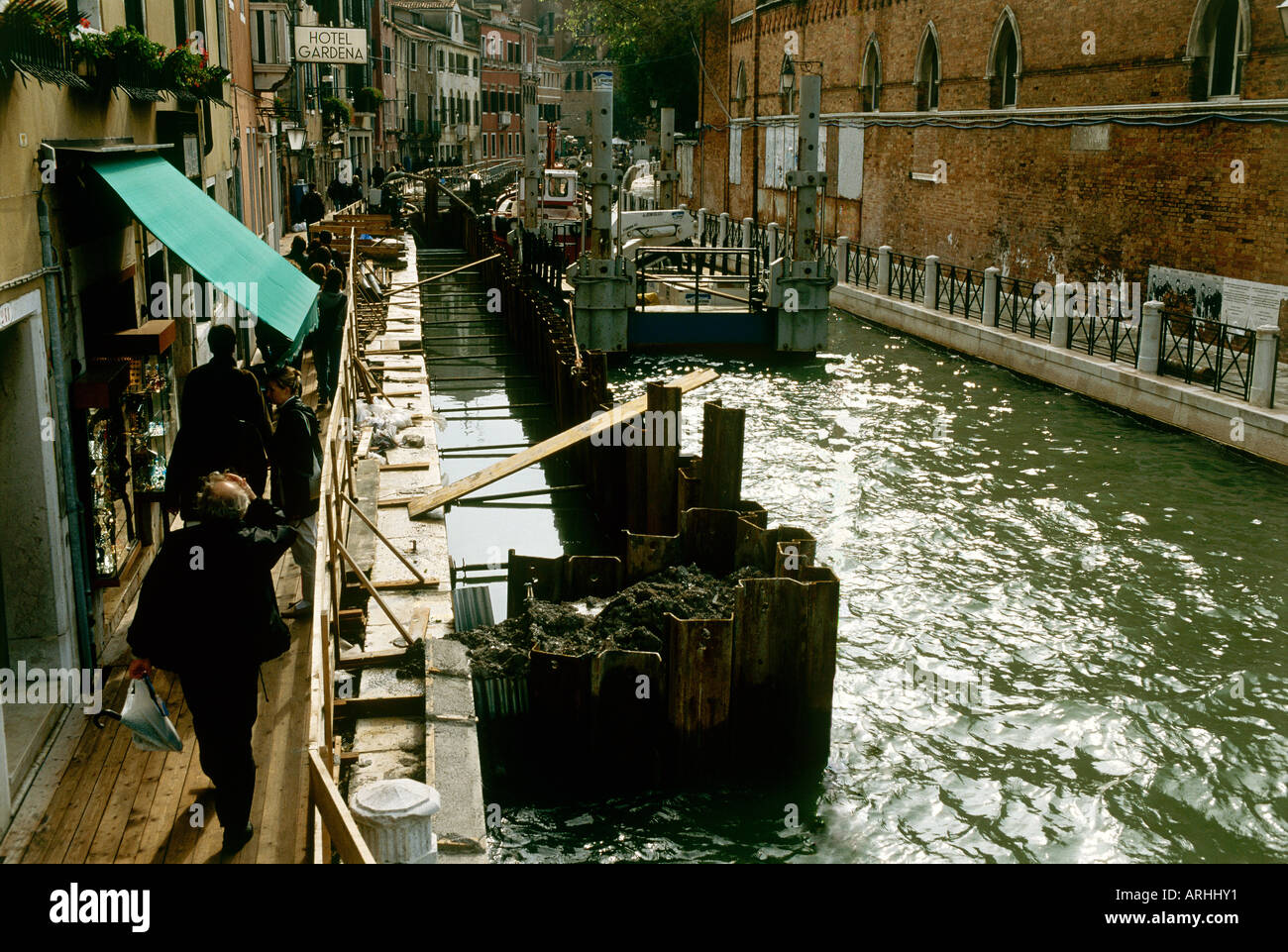 Le riparazioni lungo il Rio de Toleatiri Canal a Venezia Foto Stock