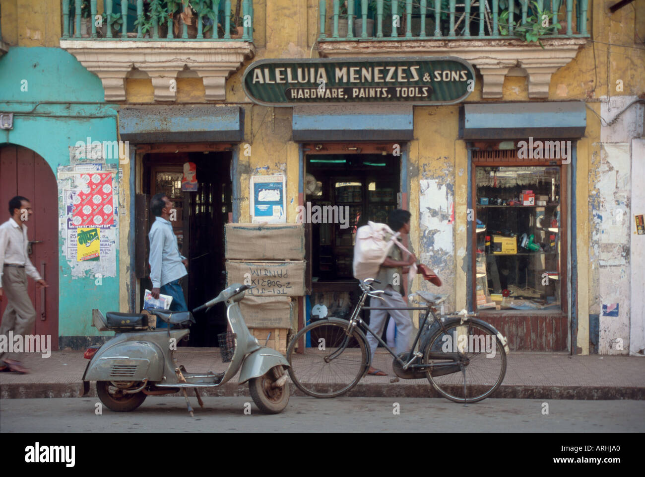 Shopfront su una tipica strada nella città capitale, Panaji (Panjim), Goa, India Foto Stock