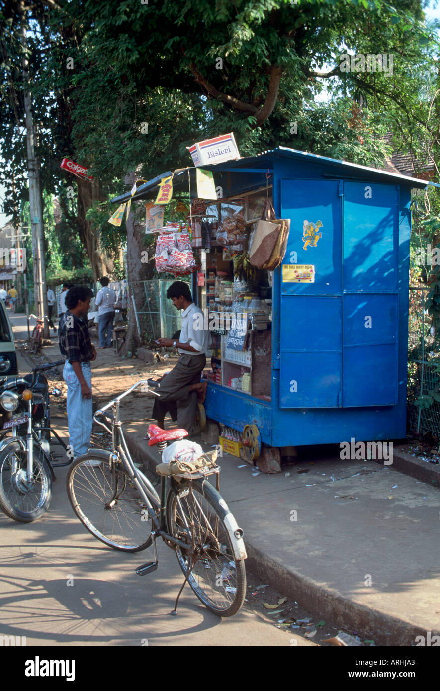 Tipica strada stallo nella città capitale, Panaji (Panjim), Goa, India Foto Stock