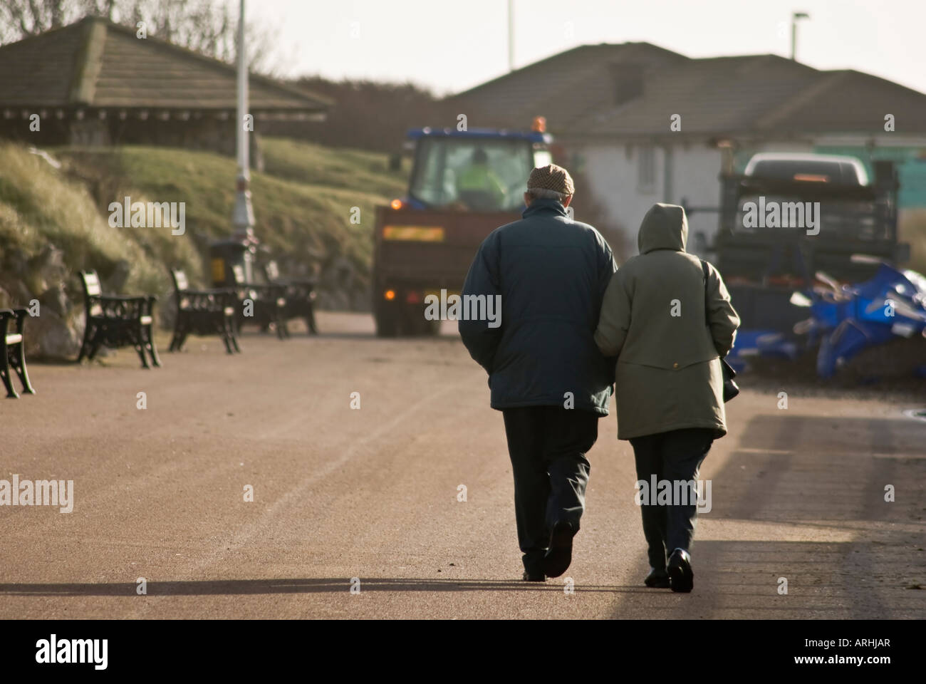 Coppia senior Passeggiate inverno mare Foto Stock