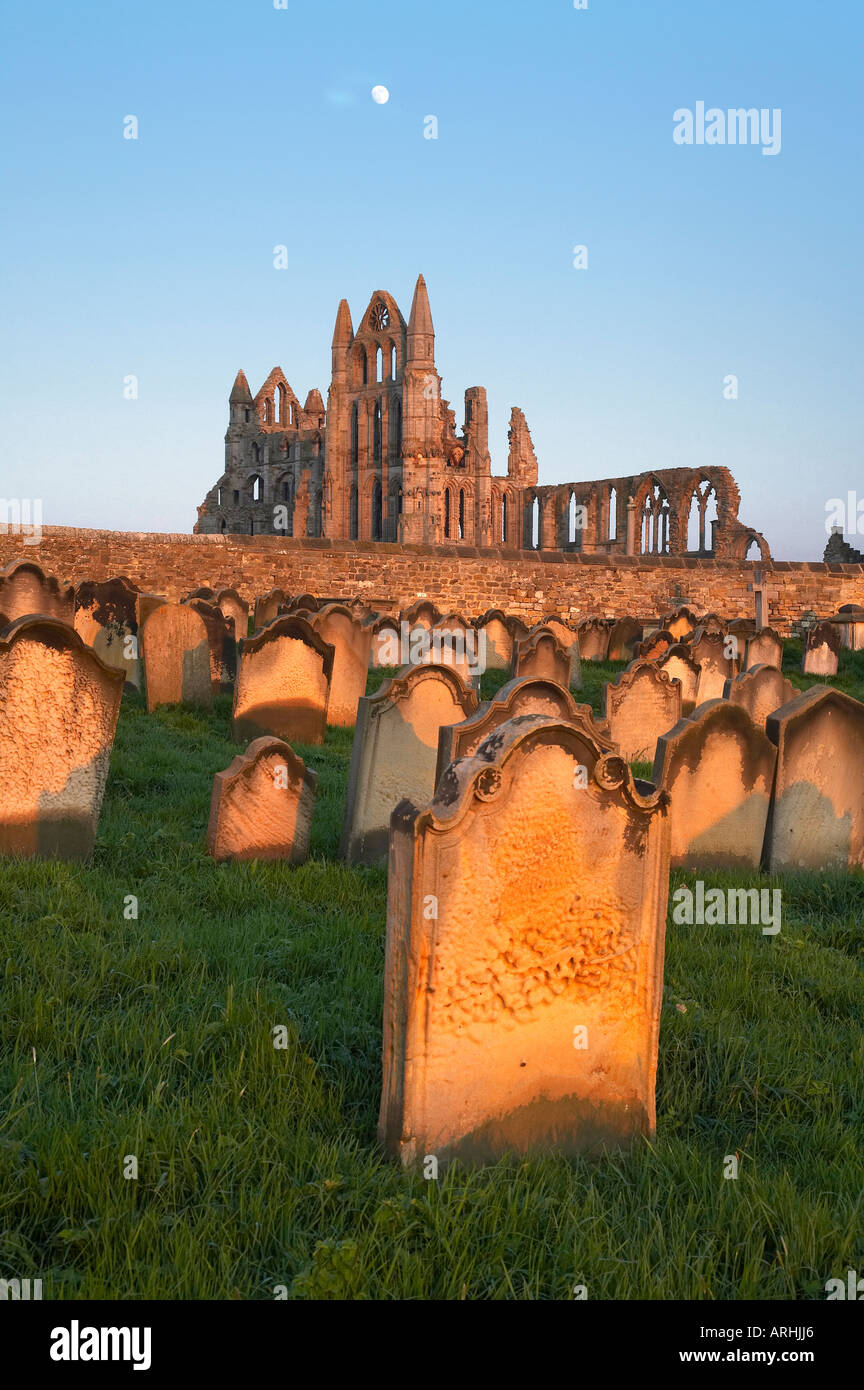 St Hilda s Abbey visto da St Mary s Chiesa Parrocchiale sulla storica grave pietre Whitby Foto Stock