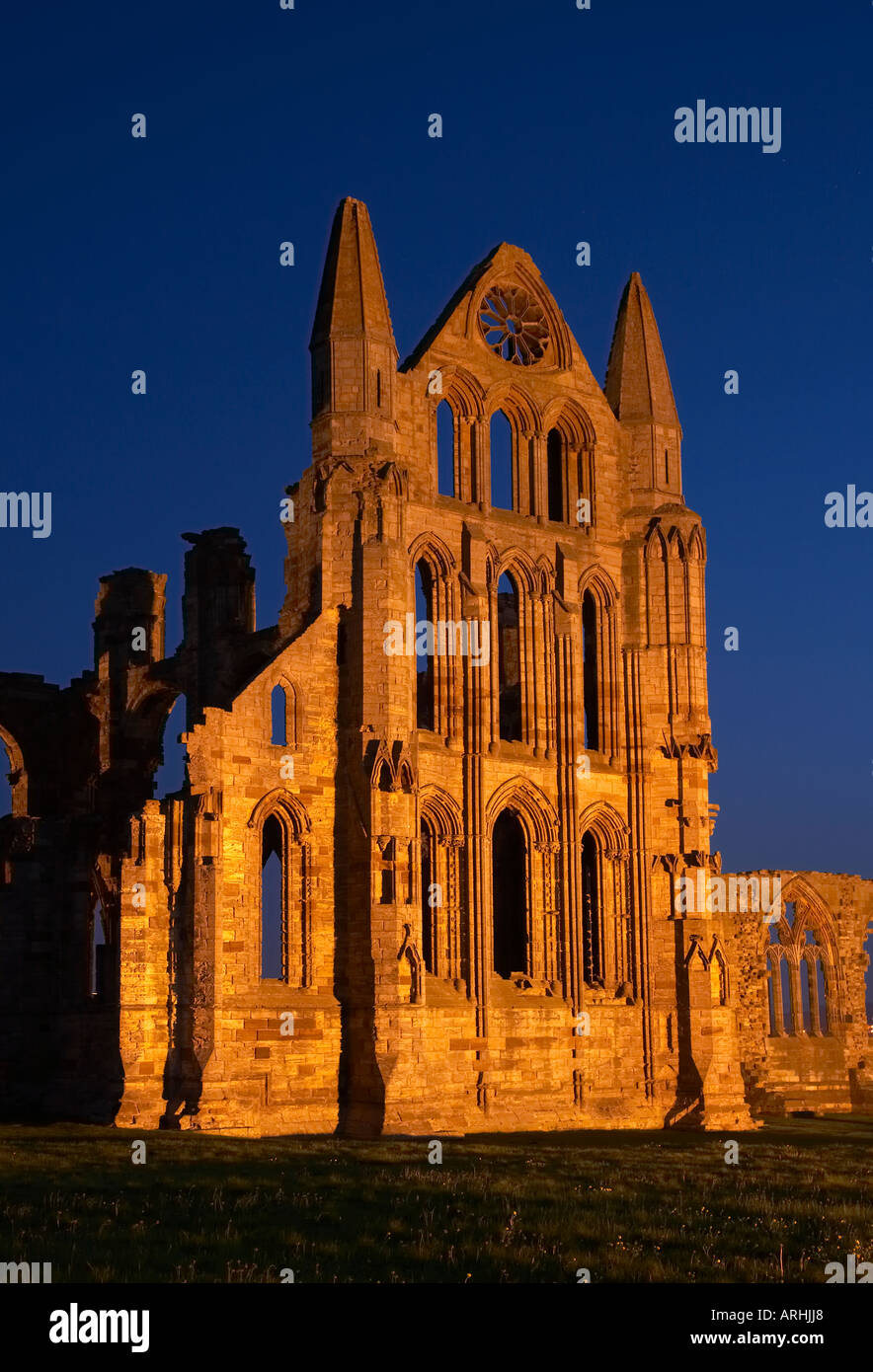 Resti di St Hilda s Abbey illuminate al tramonto Foto Stock