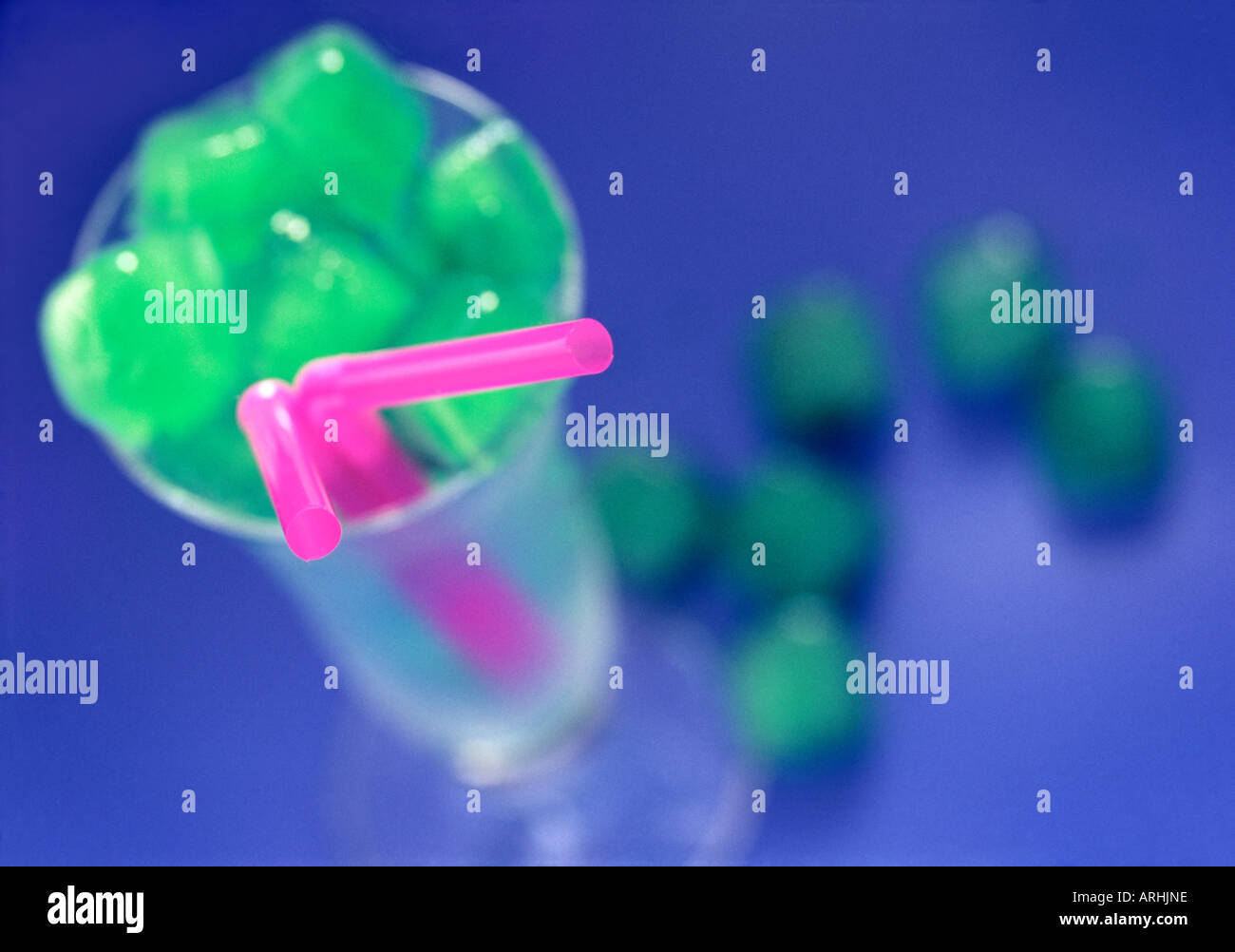 Bicchiere riempito con verde di cubetti di ghiaccio Foto Stock