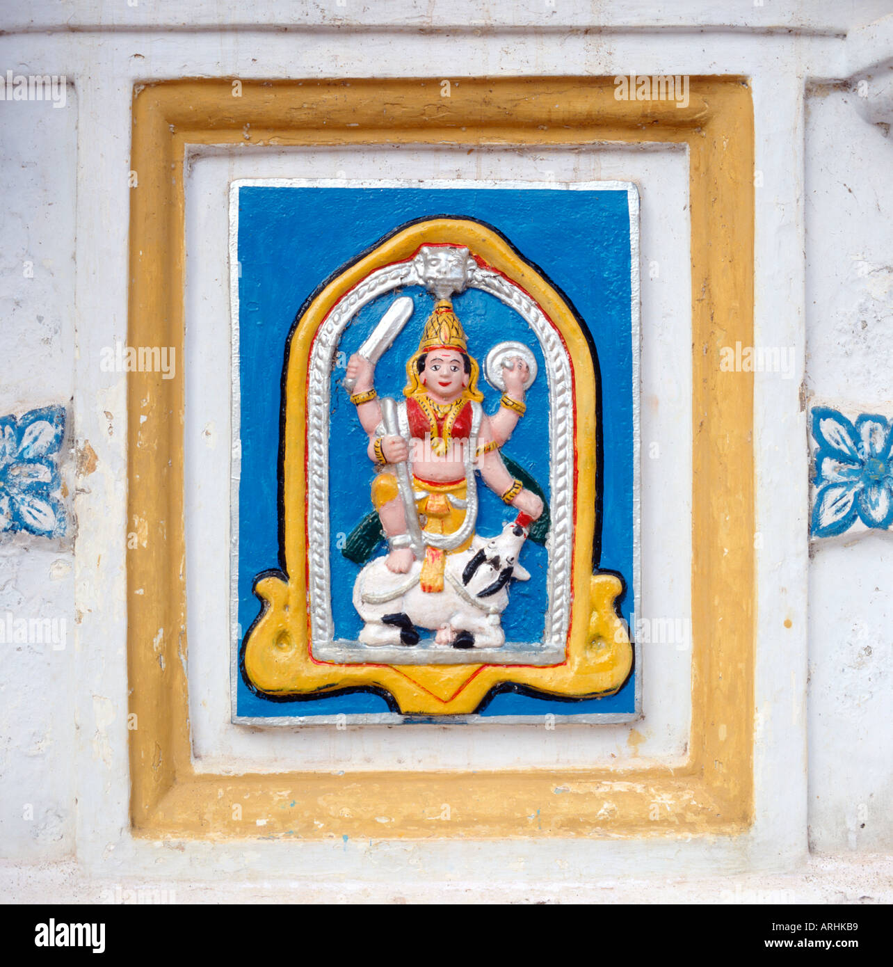Rilievo di parete di Shri Bhagavati Devi in di Shri Mangesh tempio vicino Mardol, Goa, India Foto Stock