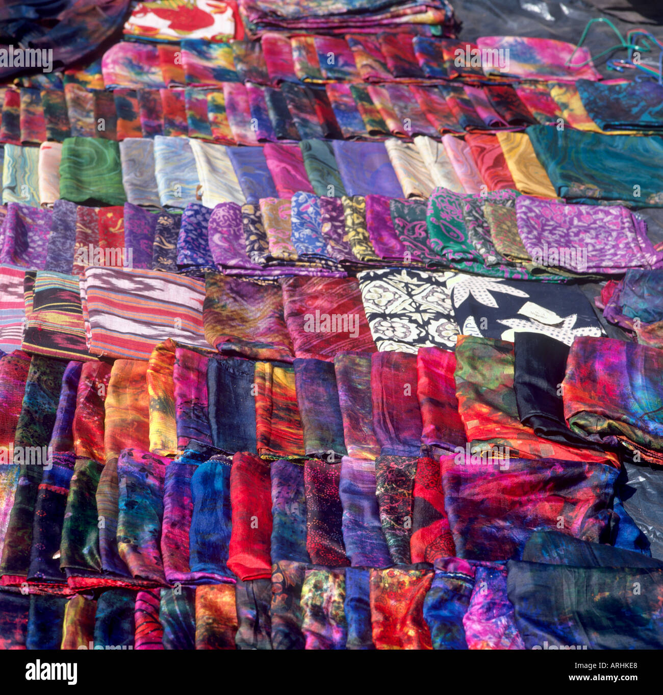 Vivacemente colorato panno per la vendita al mercato di Mapusa, Goa nord, Goa, India Foto Stock