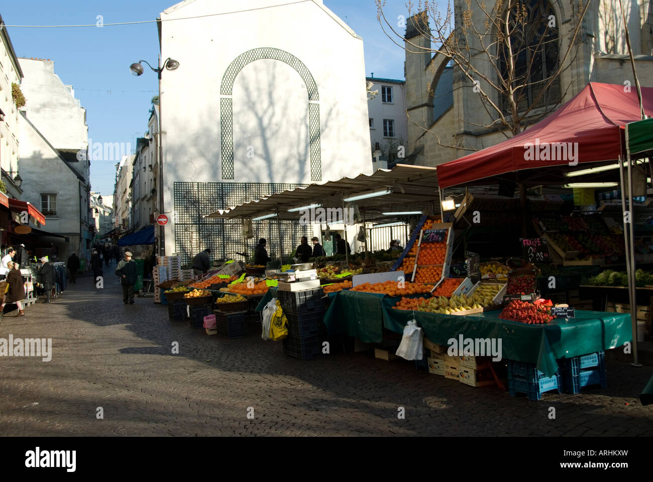 Immagine di una strada del mercato la vendita di cibo fresco in Parigi Francia è stata scattata la foto sulla riva sinistra vicino alla Gare d Austerlitz t.r.a. Foto Stock