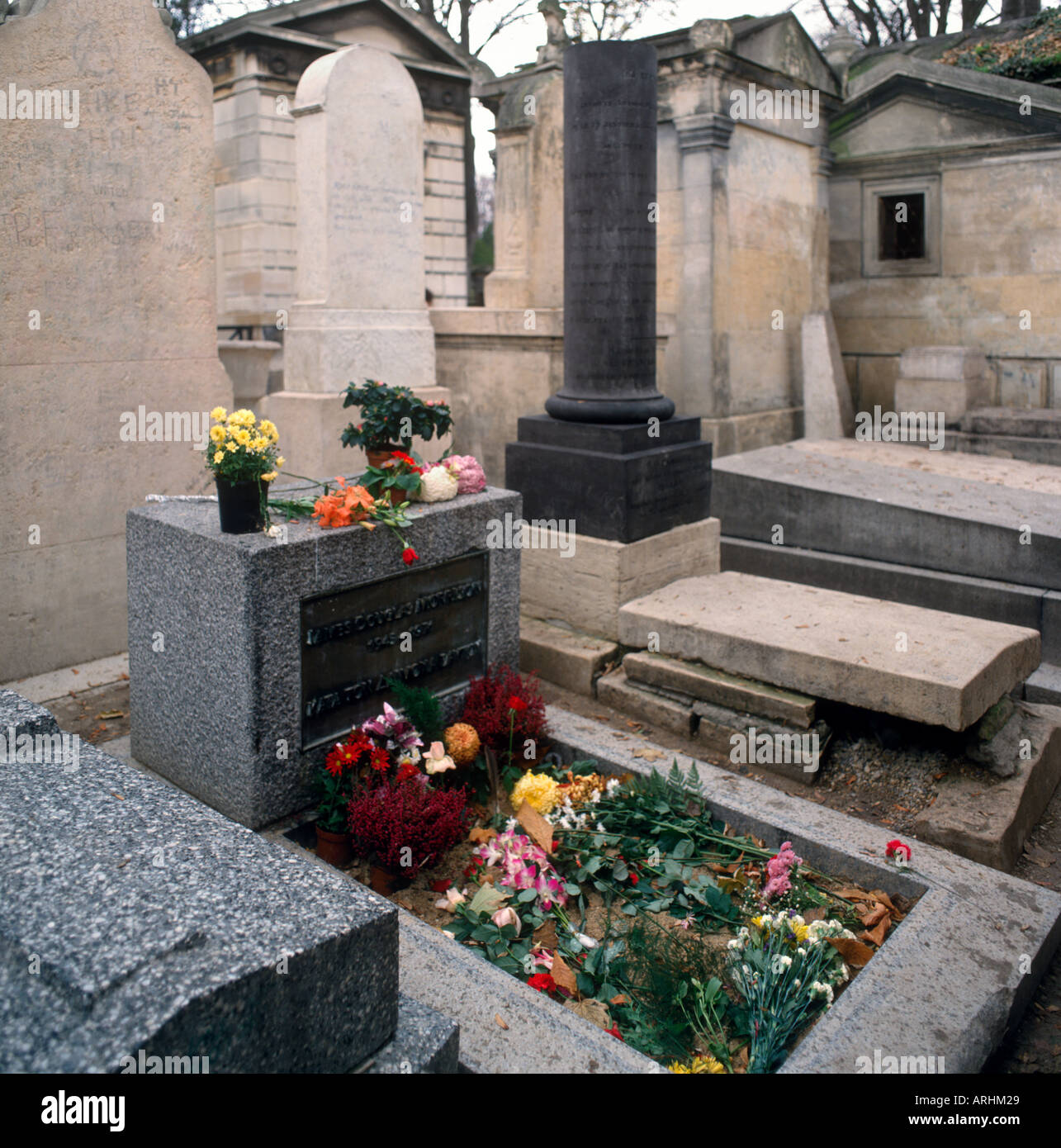 Alla tomba di Jim Morrison, cimitero Pere Lachaise, Parigi, Francia Foto Stock