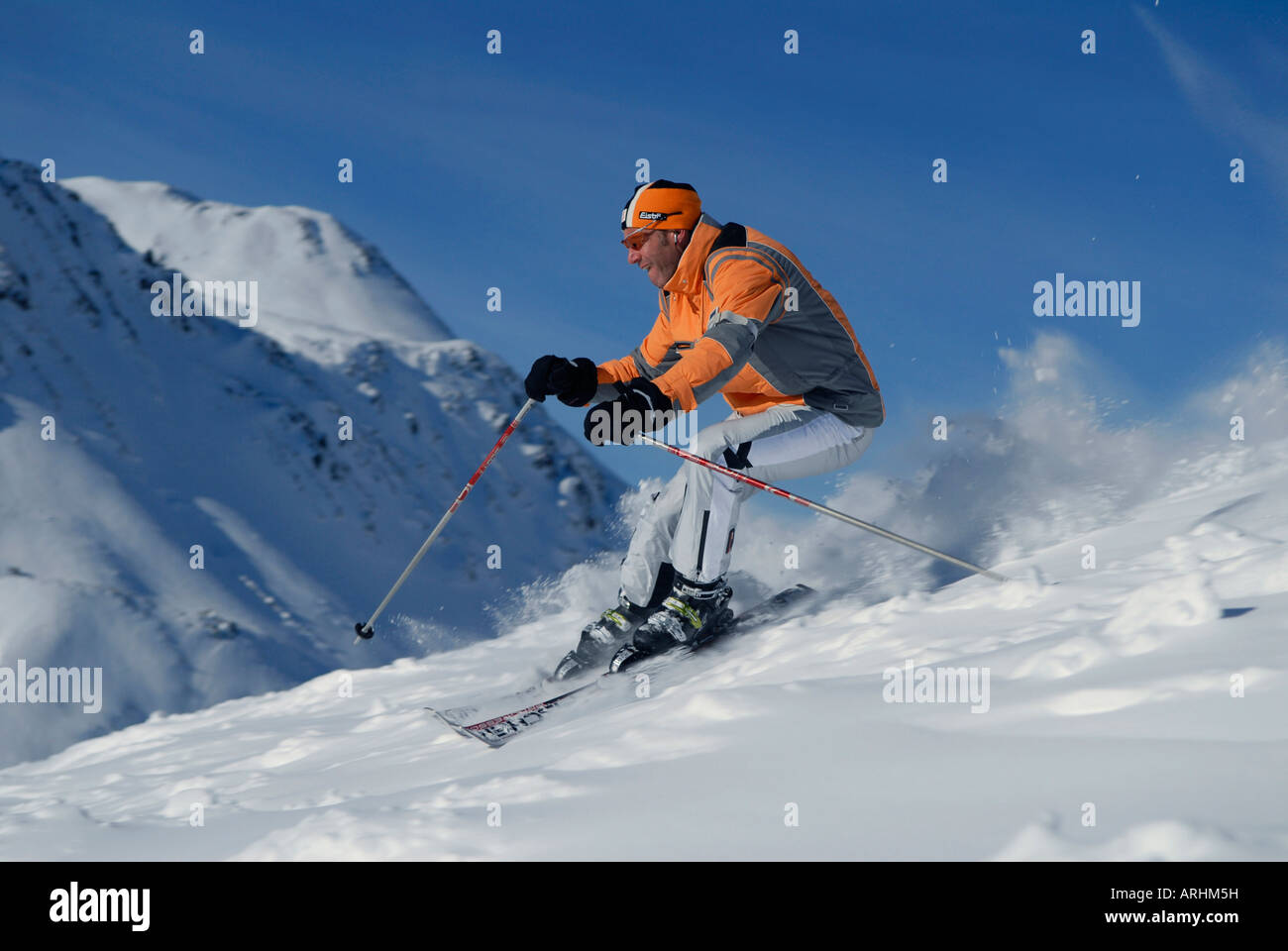 L uomo lo sci nelle montagne dell'Austria. Foto Stock