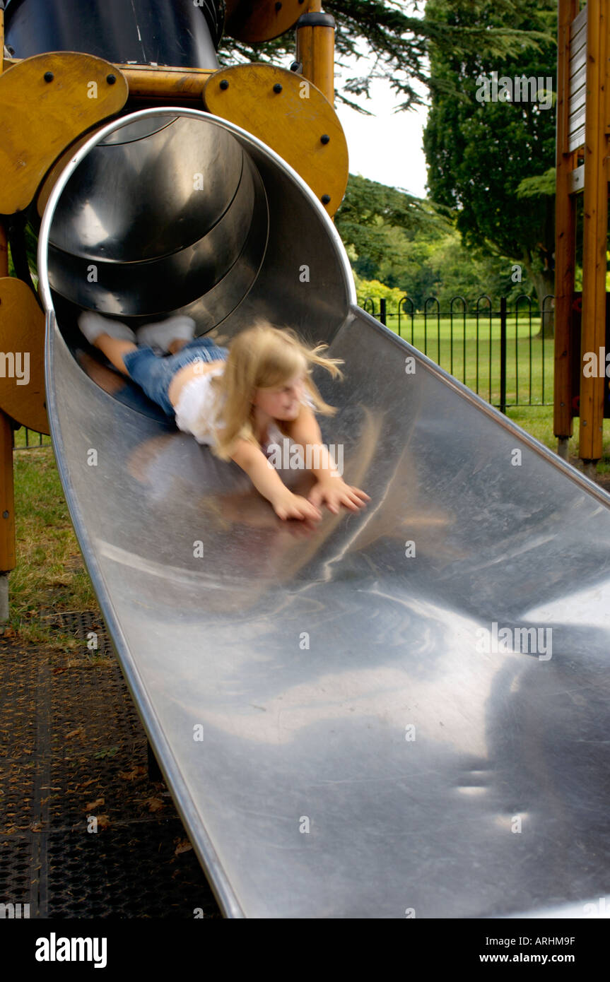 Immagini Stock - Bambina Di 5 Anni Sorridente Nel Parco Giochi Per