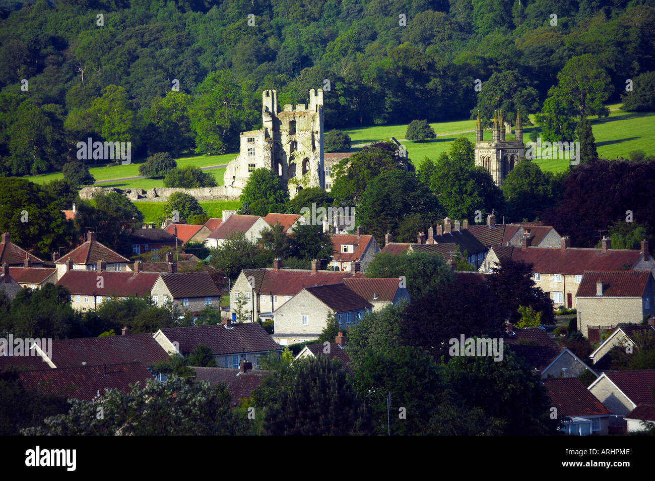 Colpo lungo del castello di mantenere rimane da scogliera collina ad est della città Foto Stock