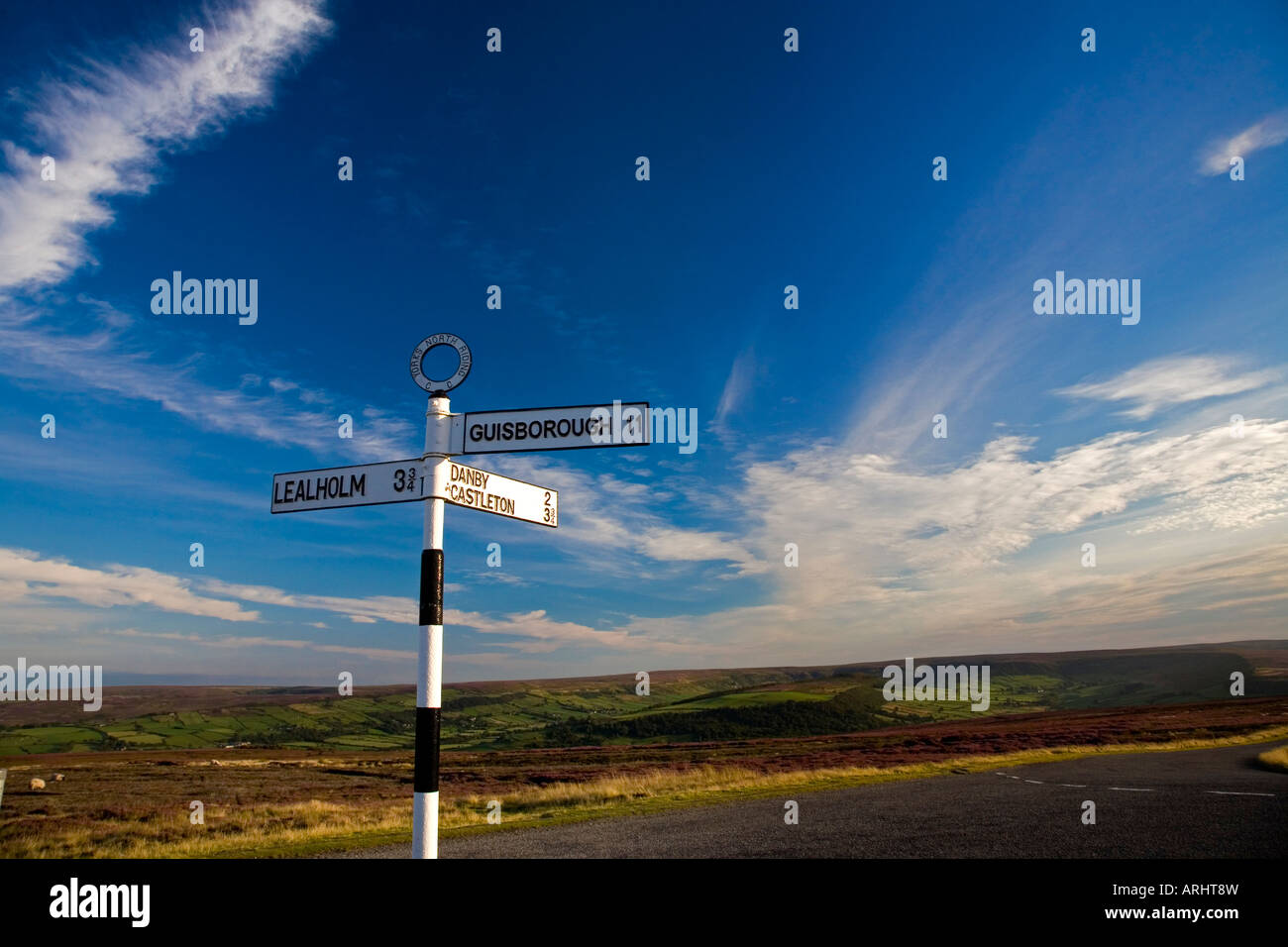 Old North Riding direzione segno a Danby Beacon North York Moors National Park Foto Stock