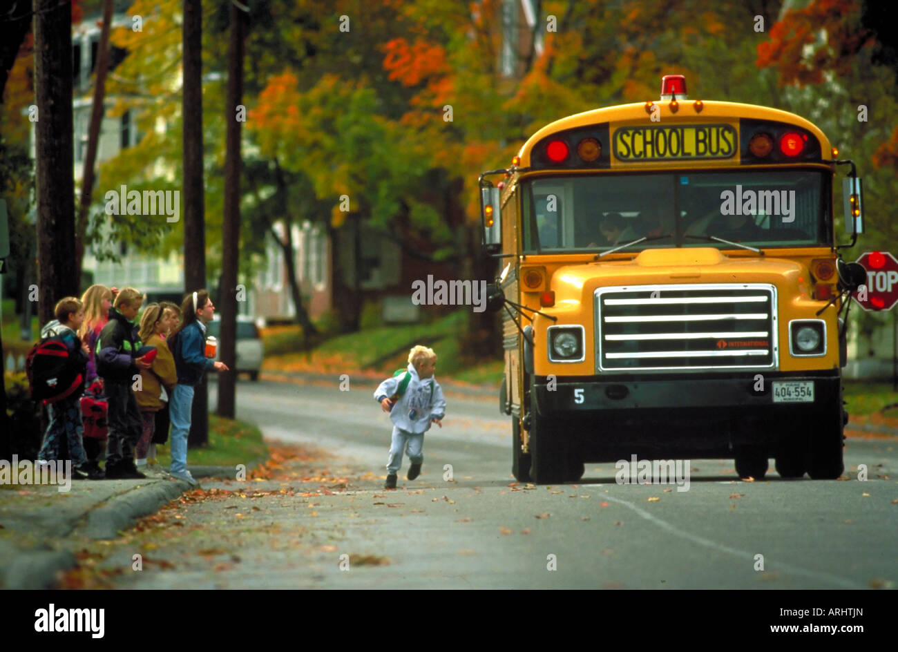 I bambini a scuola bus stop Foto Stock