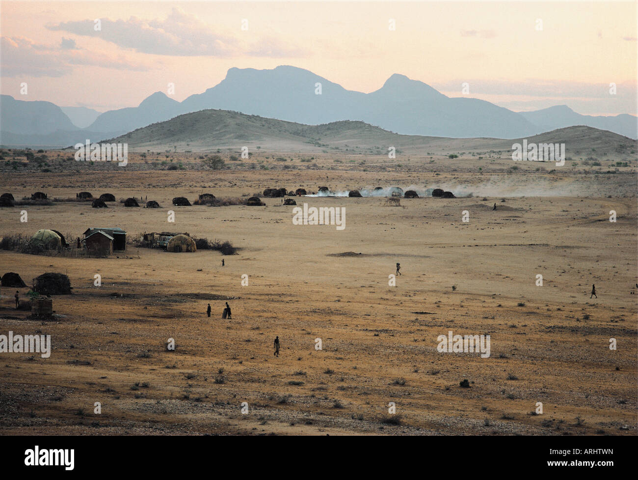 Insediamento Rendille o villaggio a Korr con Ndoto montagne in distanza nord del Kenya Africa orientale Foto Stock